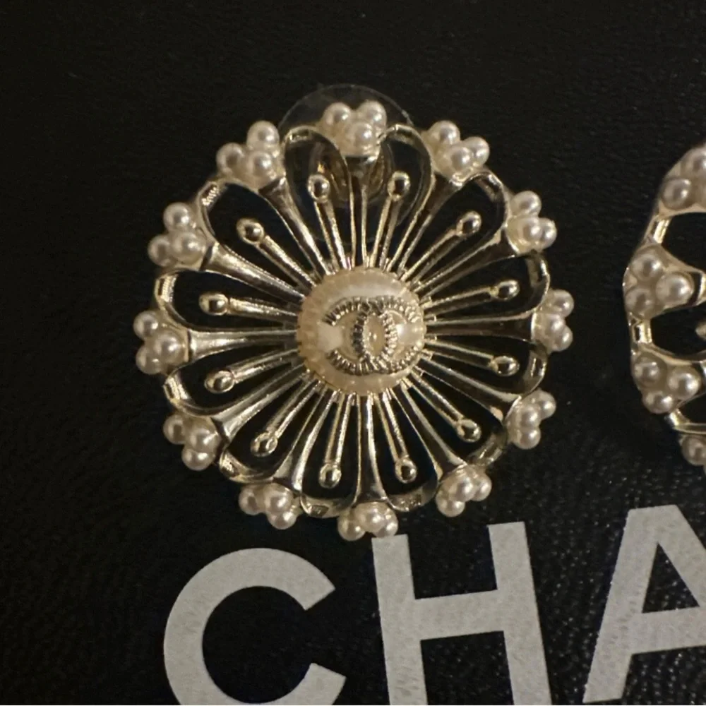 CHANEL cc earrings pearls sunburst vintage Gold Cream hearts studs set soleil - Picture 5 of 5